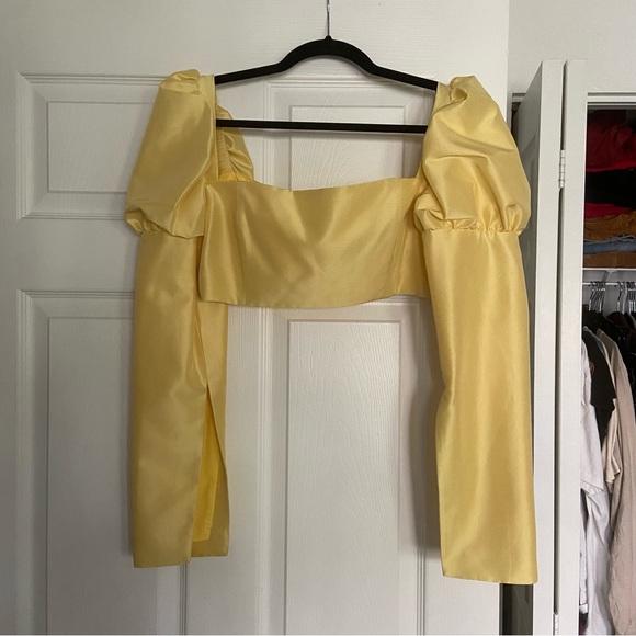 Macgraw Puff Sleeve Crop Top in Butter Yellow, Cropped Blouse - Picture 2 of 4